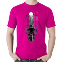 Camiseta Algodão Motociclista na floresta - Foca na Moda