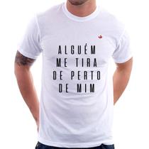 Camiseta Alguém me tira de perto de mim - Foca na Moda