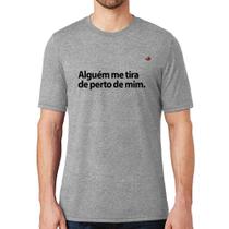 Camiseta Alguém me tira de perto de mim. - Foca na Moda Camiseta Alguém me tira de perto de mim. - Foca na Moda