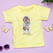 Camiseta Baby Bear Menina: Elegância Amarelo em Tons Suaves