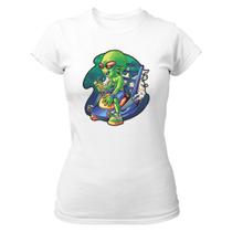 Camiseta Baby Look Alien relaxando de férias