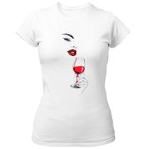 Camiseta Baby Look Diva com uma taca de vinho