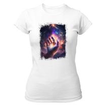 Camiseta Baby Look Divertida Mão de Deus criando o universo