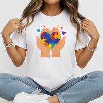 Camiseta Baby Look Faminina Coração Autismo Estampa Inclusiva com Mãos e Quebra-Cabeça Colorido