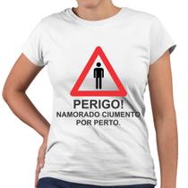 Camiseta Baby Look Perigo Namorado Ciumenta Por Perto