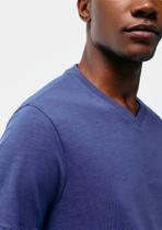Camiseta Básica Masculina Slim Fit Gola V em Malha Flamê Camiseta Básica Masculina Slim Fit Gola V em Malha Flamê