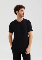 Camiseta Básica Masculina Slim Gola V Em Malha Flamê