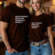 Camiseta Blusa Unissex Casal Country Estampa Aqui O Sistema É Bruto Com Tendência A Piorar Namorados