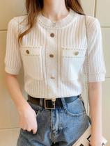 Camiseta Branca Feminina Básica - Manga Curta com Bolsos Camiseta Branca Feminina Básica - Manga Curta com Bolsos
