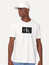 Camiseta Calvin Klein Jeans Masculina Issue Logo Dark Block Branca Camiseta Calvin Klein Jeans Masculina Issue Logo Dark Block Branca