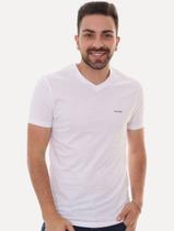 Camiseta Calvin Klein Masculina V-Neck Logo Flamê Branca Camiseta Calvin Klein Masculina V-Neck Logo Flamê Branca