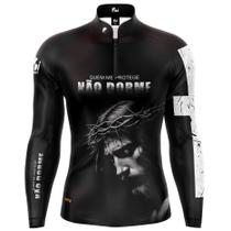Camiseta Camisa Blusa Religiosa Jesus Quem me protege não Dorme Com Zíper Proteção Uv50