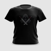 Camiseta Camisa Capuz Misterioso com Espadas