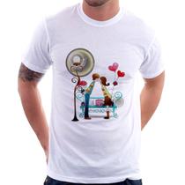 Camiseta Casal Namorados Beijando - Foca na Moda