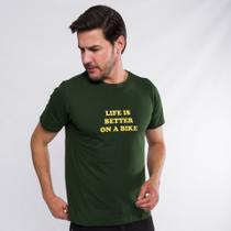 Camiseta Casual Masculina Marcio May Life is Better on a Bike Verde Camiseta Casual Masculina Marcio May Life is Better on a Bike Verde