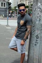 Camiseta Chumbo Bolso Camurça