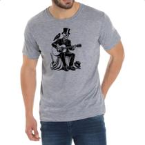 Camiseta Cinza Esqueleto tocando violao