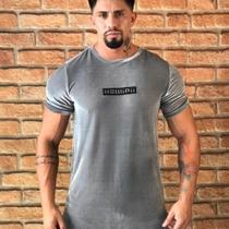 camiseta cinza. camiseta cinza.