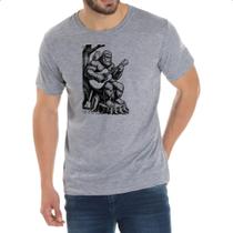 Camiseta Cinza Pe grande tocando violao