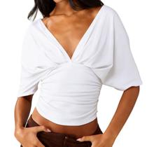 Camiseta Crop FWSAM feminina com decote em V profundo, manga curta, branca Camiseta Crop FWSAM feminina com decote em V profundo, manga curta, branca