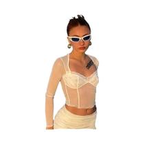 Camiseta Cropped de Malha com Renda - Manga Longa, Decote Quadrado e Detalhes em Retalhos