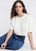 Camiseta Cropped Decote Redondo OFF WHITHE Com Bolso DZARM/ TAM:M Camiseta Cropped Decote Redondo OFF WHITHE Com Bolso DZARM/ TAM:M