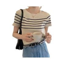 Camiseta Cropped Feminina Listrada Vintage - Manga Curta e Gola Redonda Camiseta Cropped Feminina Listrada Vintage - Manga Curta e Gola Redonda