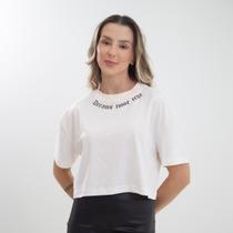 Camiseta cropped larguinha oversized em algodão confortável estilo blogueirinha Estampa Dreams Come True