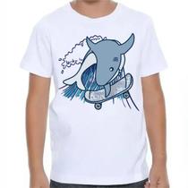 Camiseta curta espevitados branco estampa tubarão