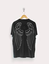 Camiseta de manga curta com estampa de asas nas costas FLY