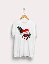 Camiseta de manga curta com estampa Old School de tattoo coração com flecha FUCK LOVE Camiseta de manga curta com estampa Old School de tattoo coração com flecha FUCK LOVE