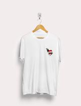 Camiseta de manga curta com estampa Old School de tattoo coração com flecha no peito FUCK LOVE Camiseta de manga curta com estampa Old School de tattoo coração com flecha no peito FUCK LOVE