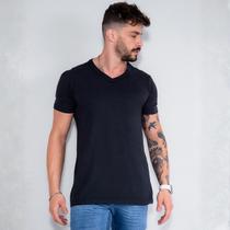 Camiseta Decote V com Estampinha nas Costas Revanche Masculino Quebrangulo