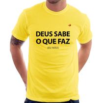 Camiseta Deus sabe o que faz, eu não - Foca na Moda