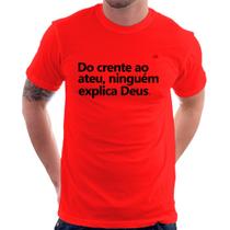 Camiseta Do crente ao ateu, ninguém explica Deus - Foca na Moda