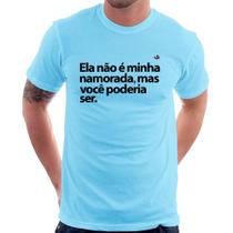 Camiseta Ela não é minha namorada, mas você poderia ser - Foca na Moda