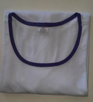 Camiseta em malha PV.