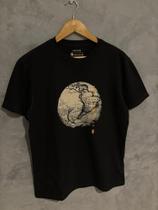 Camiseta estampa mundo preto masculina