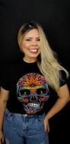 Camiseta estampada caveira colorida