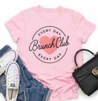 Camiseta Feminina Algodão Premium Rosa Bebê Estampada Brunch Club Camiseta Feminina Algodão Premium Rosa Bebê Estampada Brunch Club