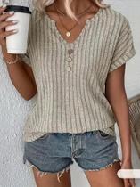 Camiseta Feminina com Decote V e Botão Decorativo - Cores Sólidas - Tamanhos S-2XL