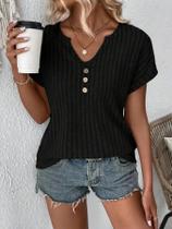 Camiseta Feminina com Decote V e Botão Decorativo - Cores Sólidas - Tamanhos S-2XL