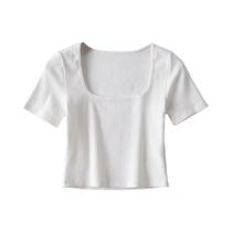 Camiseta feminina com gola quadrada e manga curta