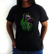 Camiseta Feminina Coração Natureza Tech Preta - Hipsters