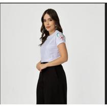 Camiseta feminina em malha bordada na manga cor branca