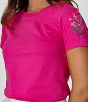 Camiseta feminina em malha com bordado na manga cor pink Camiseta feminina em malha com bordado na manga cor pink