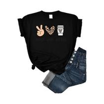 Camiseta Feminina Estampada Com Paz, Amor E Café, Gola Redonda, Estilo Streetwear Camiseta Feminina Estampada Com Paz, Amor E Café, Gola Redonda, Estilo Streetwear