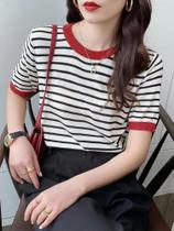 Camiseta Feminina Listrada de Malha - Gola Redonda, Manga Curta, Casual
