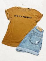 Camiseta Feminina Plus Size Caramelo Journey
