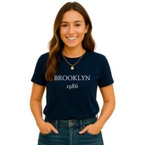 Camiseta Feminina Premium Brooklyn 1986 Azul Marinho Manga Curta Gola Redonda, Toque Macio e Elegante 100 Algodão Camiseta Feminina Premium Brooklyn 1986 Azul Marinho Manga Curta Gola Redonda, Toque Macio e Elegante 100 Algodão